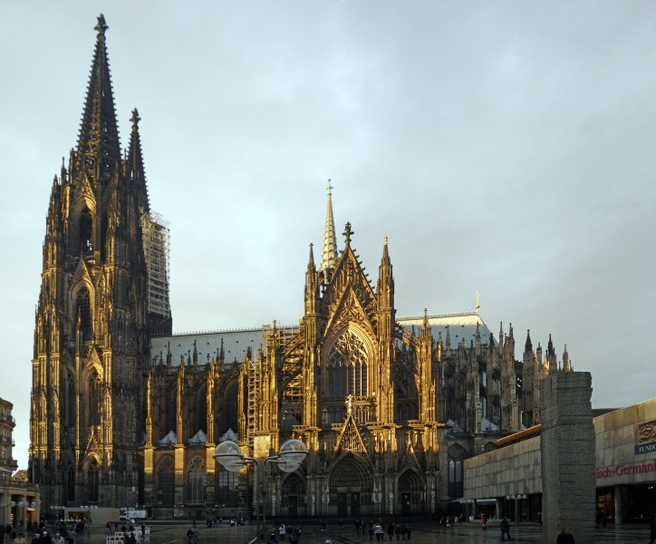 Datei:Köln Dom + Röm-Museum 3cbh.jpg