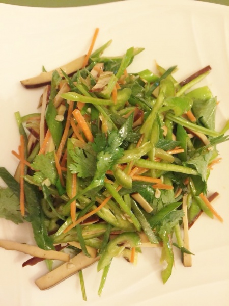 Datei:Coloured rainbow salad - vegetarisch.jpg