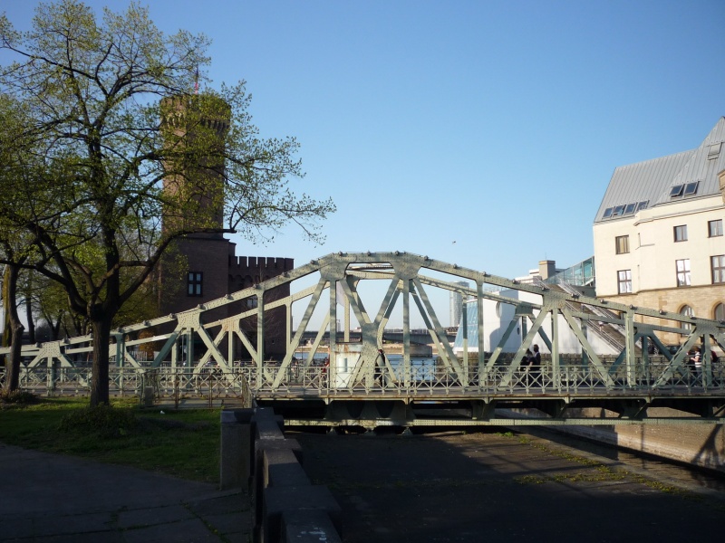 Datei:Koeln Rheinauhafen Bruecke 482-h.jpg
